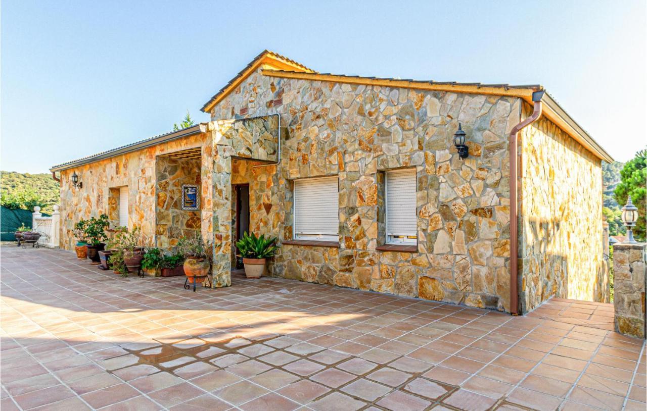 Stunning Home In パラフォルズ エクステリア 写真
