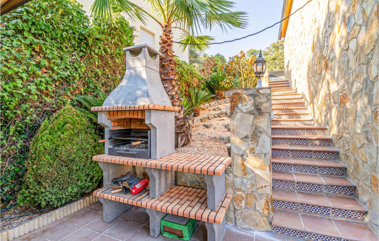 Stunning Home In パラフォルズ エクステリア 写真