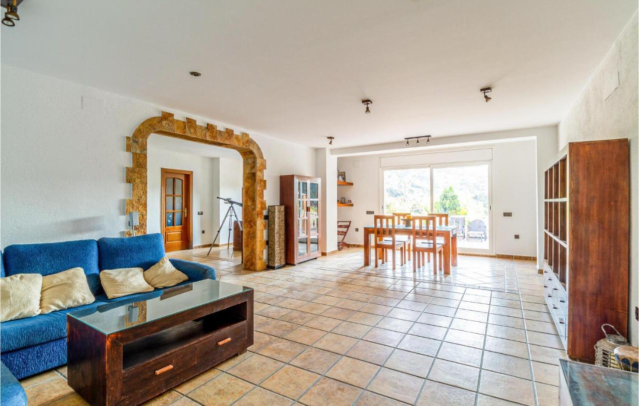 Stunning Home In パラフォルズ エクステリア 写真